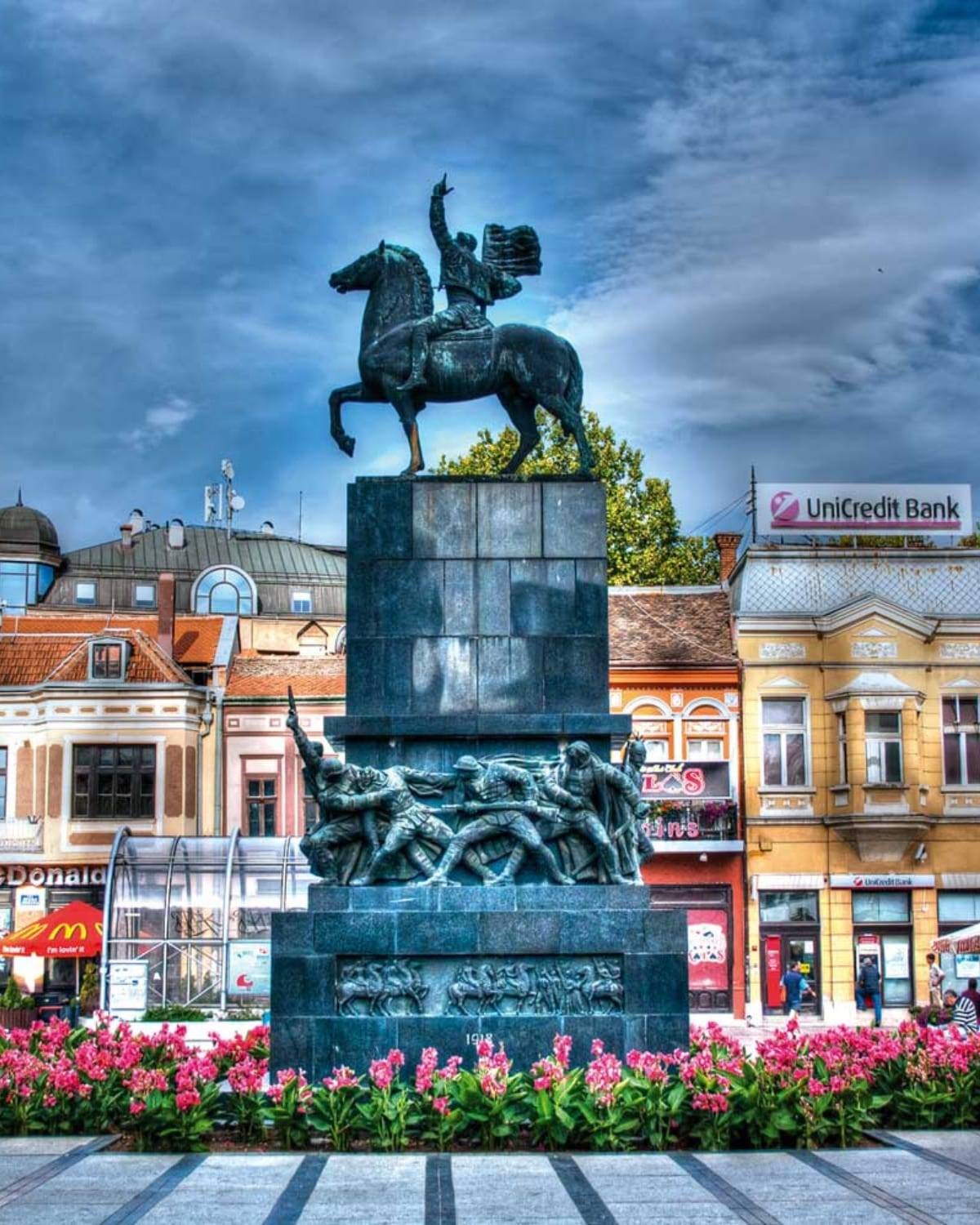 Das Befreiungsdenkmal auf dem Hauptplatz, umrahmt von Blumen, Niš, Serbien