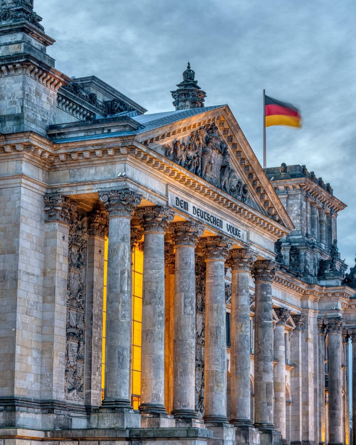 Blick über die Dächer einer deutschen Altstadt bei warmem Abendlicht