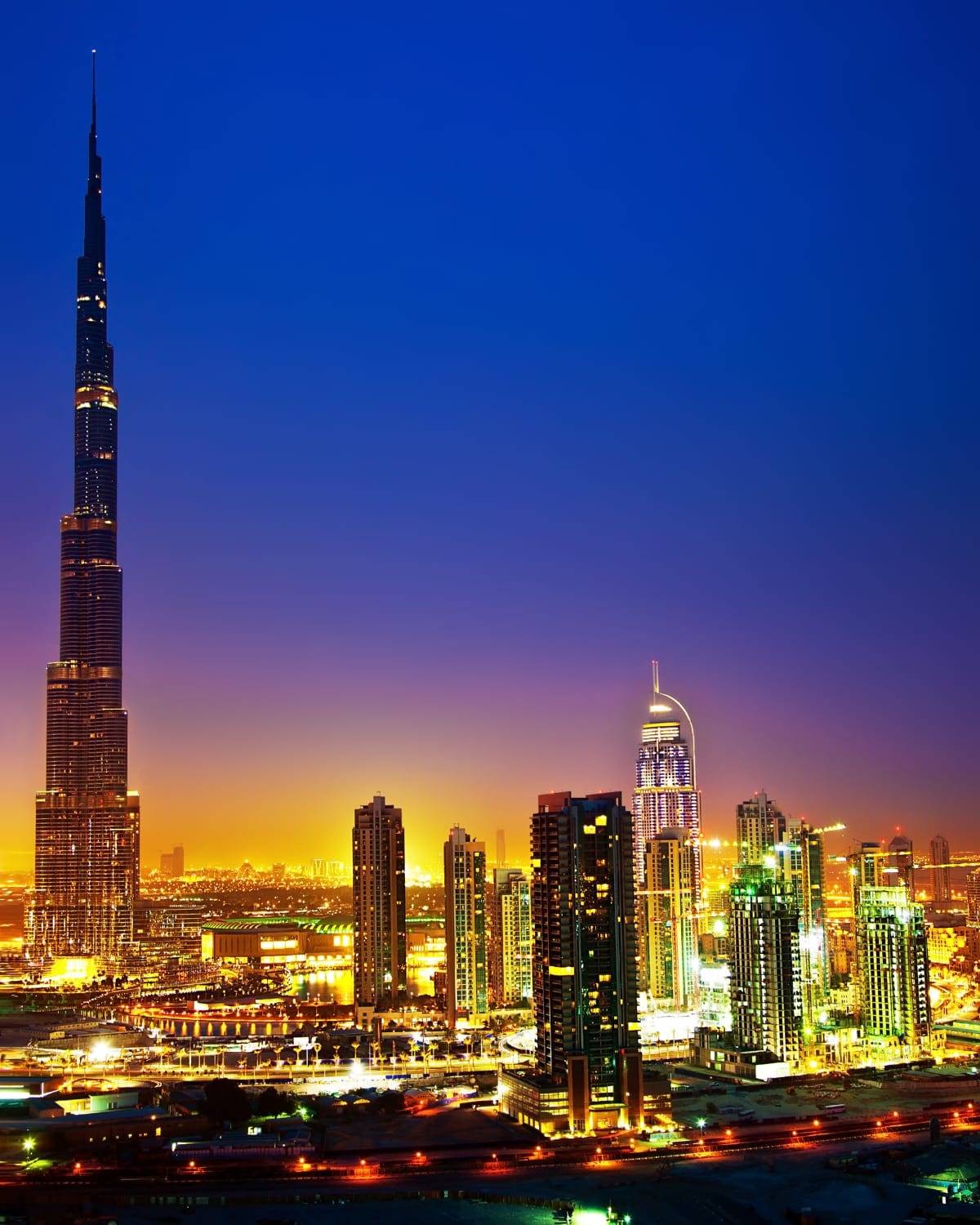 Die Skyline von Dubai in der Abenddämmerung, mit dem Burj Khalifa über der Stadt, Vereinigte Arabische Emirate